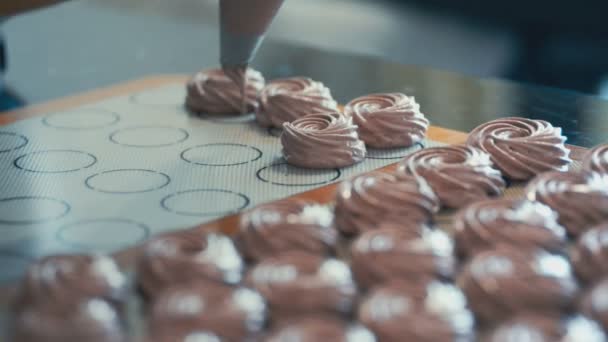 Cocinero hace zephyr en la cocina en bakeshop en interiores . — Vídeo de stock