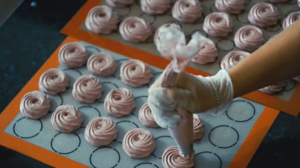 Banketbakker van de spuit tot push massa in de pan voor een marshmallow. — Stockvideo