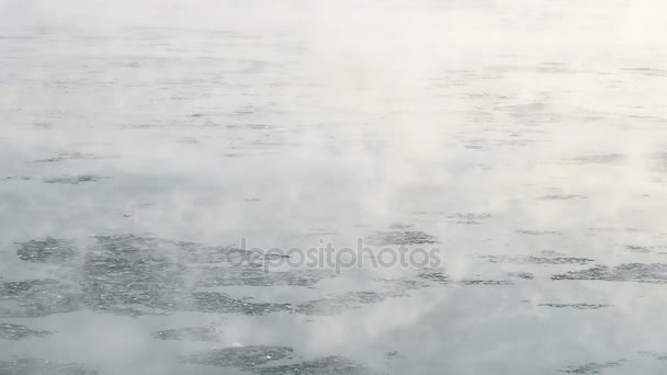 Formaciones de hielo en el río. Aumento de la niebla — Vídeo de stock