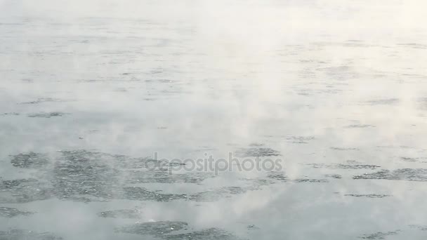 Formation de glace sur la rivière. Monter le brouillard — Video