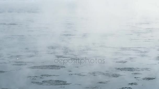 Σχηματισμοί πάγου στις όχθες του ποταμού. Αυξάνεται η ομίχλη — Αρχείο Βίντεο