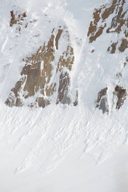 Açık karla kaplı kaya