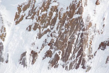 Açık karla kaplı kaya