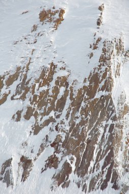 Açık karla kaplı kaya