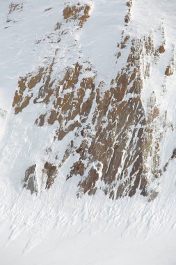 Açık karla kaplı kaya