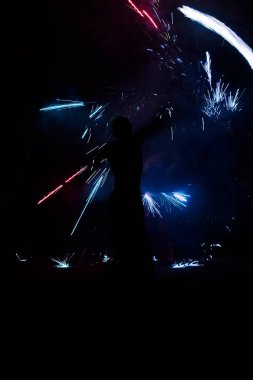 Geceleri şaşırtıcı ateş gösterisi