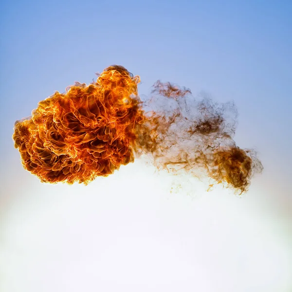 蓝蓝的天空背景上的火球爆炸 — 图库照片