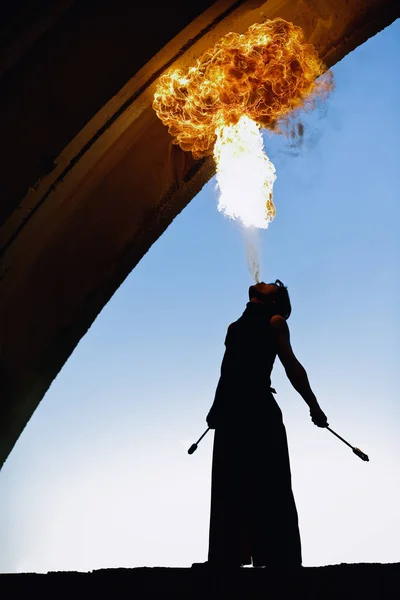 消防艺术家表演极端火灾呼吸 — 图库照片