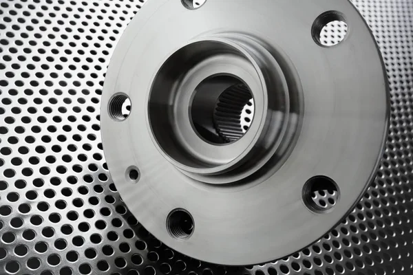Metal yüzeyde duran araba tekerleğinin bileşimi