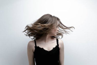 mükemmel cilt ve gelişmekte olan, uzun saçlı güzel kız