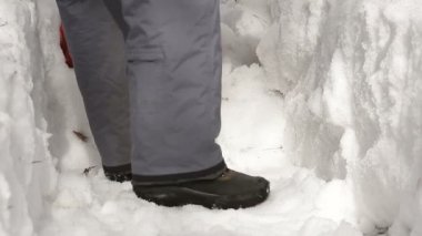 Yoğun kar yağışı ve Çığ sonra yoldan kar adam kürek ile temizler