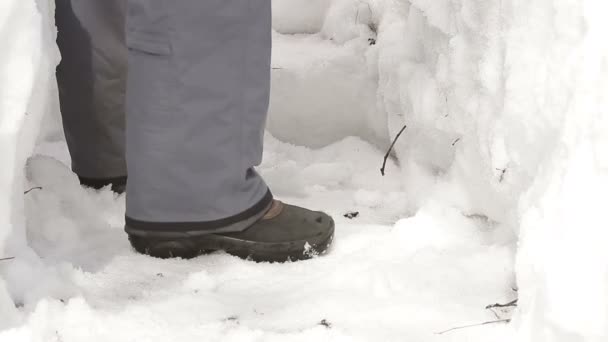 Muž s lopatou čistí sníh z cesty po těžký sníh a laviny — Stock video