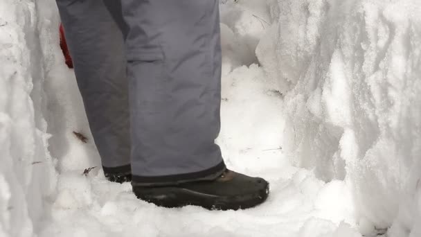 Homem com pá limpa a neve da estrada após nevascas pesadas e avalanches — Vídeo de Stock