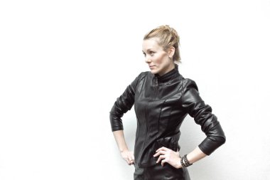 Siyah deri ceket, tam uzunlukta Rock chick