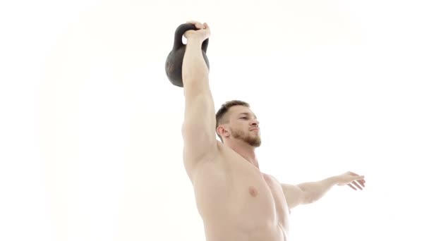 Young bodybuilder athlete trains muscles with weight — Stock Video