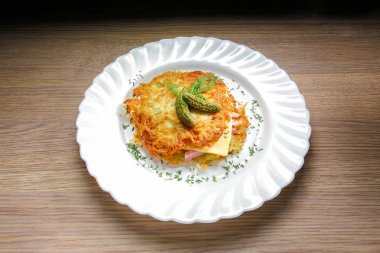 Patates tava keki burger jambon ve peynir