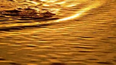 Adam Yüzme gün batımı arka plan