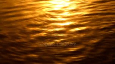 Canlı renkler ile denizde altın günbatımı