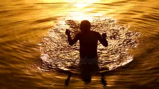 Man dives backwards in the sunset light — Stock Video