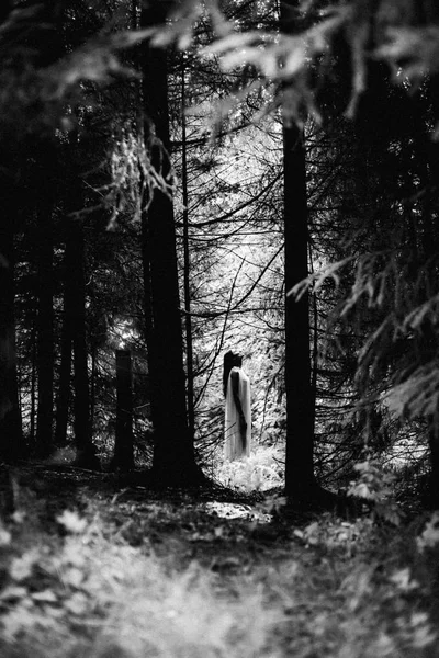 Ghost bedekt met een witte geest blad op een landelijke weg. Korrelige textuur afbeelding — Stockfoto