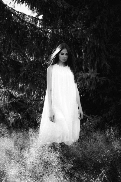 Geist bedeckt mit einem weißen Geistertuch auf einem Feldweg. körniges strukturiertes Bild — Stockfoto