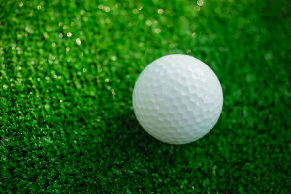 Golf topuyla atıcı yeşil rotasında. Seçici odak