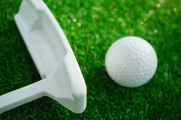 Golfball mit Putter auf dem grünen Platz. Selektiver Fokus — Stockfoto
