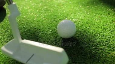 Golfçüye yakın çekim yapmak için golf sopası kullanıyor.