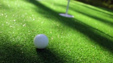 Golfçüye yakın çekim yapmak için golf sopası kullanıyor.