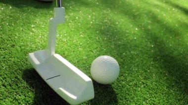 Golfçüye yakın çekim yapmak için golf sopası kullanıyor.