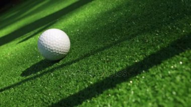 Golfçüye yakın çekim yapmak için golf sopası kullanıyor.