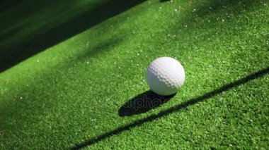 Golfçüye yakın çekim yapmak için golf sopası kullanıyor.