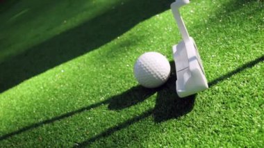 Golfçüye yakın çekim yapmak için golf sopası kullanıyor.