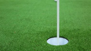 Yakın putt Golf yeşil özlüyor