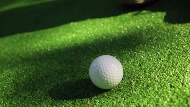 Primo piano del golfista utilizzando putter per affondare putt corto in foro — Video Stock