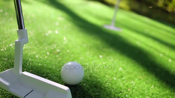 Närbild av golfare med putter för att sänka kort putt i hålet — Stockvideo