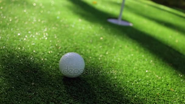 Detailní záběr golfista pomocí putter ponořit krátký putt do díry — Stock video