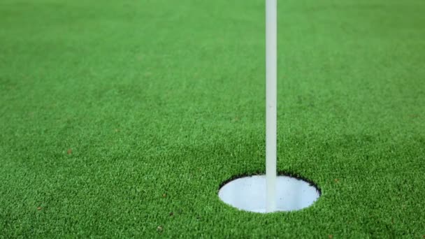 Golfer auf dem Grün verpasst knappen Putt