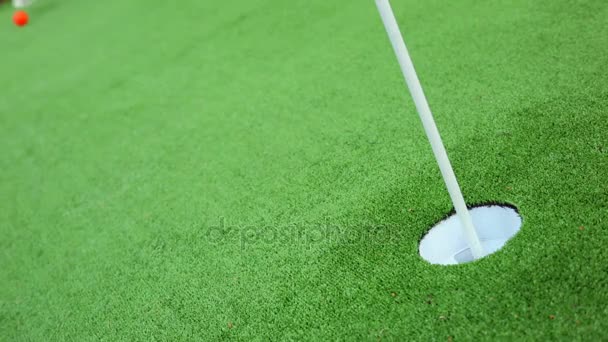 Golfer auf dem Grün verpasst knappen Putt