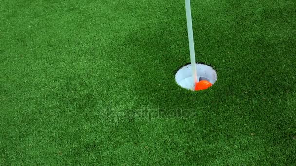 Golfista no verde perde um putt perto — Vídeo de Stock