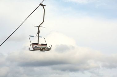 Arka planda bulutlu gökyüzü ile boş telesiyej