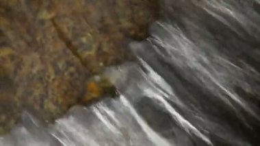 Kaya damlayan suyun. Ses ile