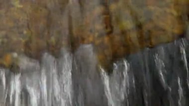 Kaya damlayan suyun. Ses ile