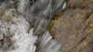 Kaya damlayan suyun. Ses ile