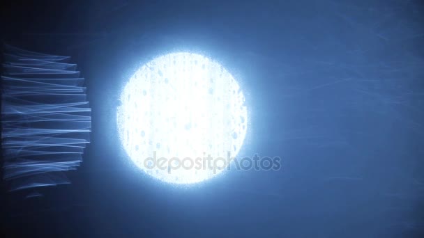 Alien touche la lumière de la lune 