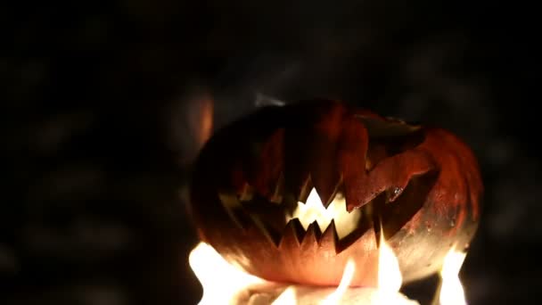 燃烧的南瓜在万圣节前夕。循环播放 — 图库视频影像