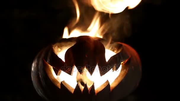 Calabaza ardiendo en Halloween. Con bucle — Vídeo de stock