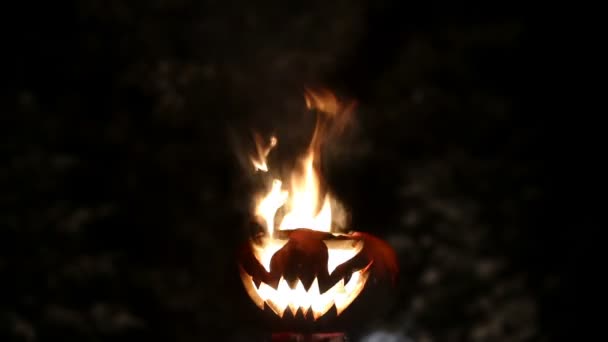 Calabaza ardiendo en Halloween. Con bucle — Vídeos de Stock