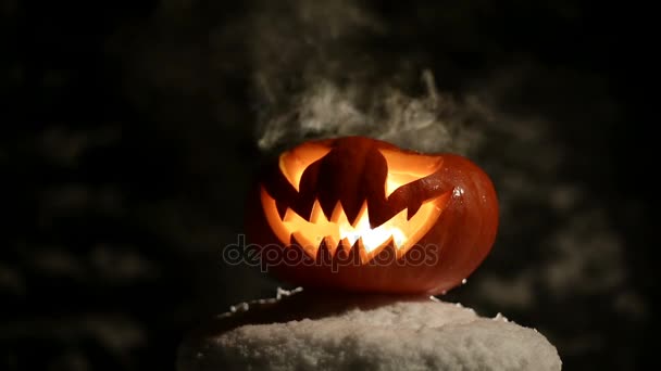 Zucca di Halloween con viso spaventoso — Video Stock