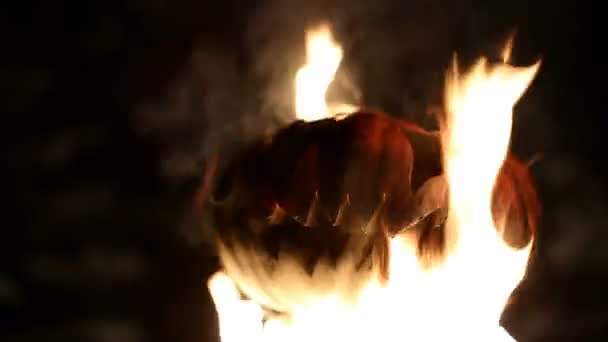 燃烧的南瓜在万圣节前夕。循环播放 — 图库视频影像